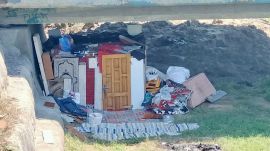 Idős házaspár híd alatt rögtönzött kalibáját bontották el Sepsiszentgyörgyön